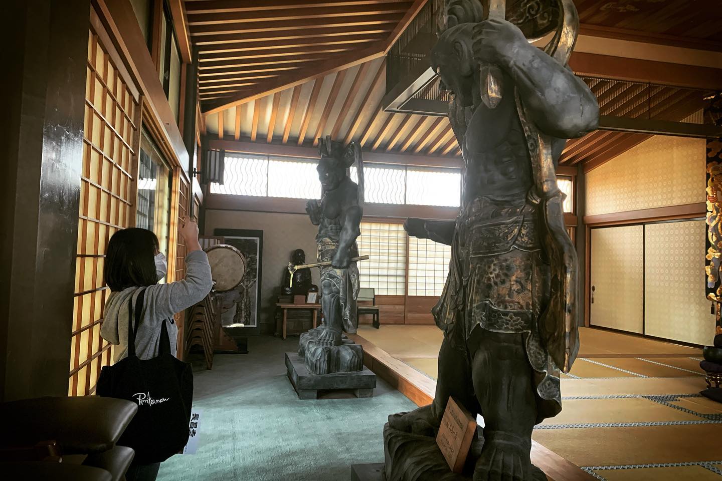 本堂にて