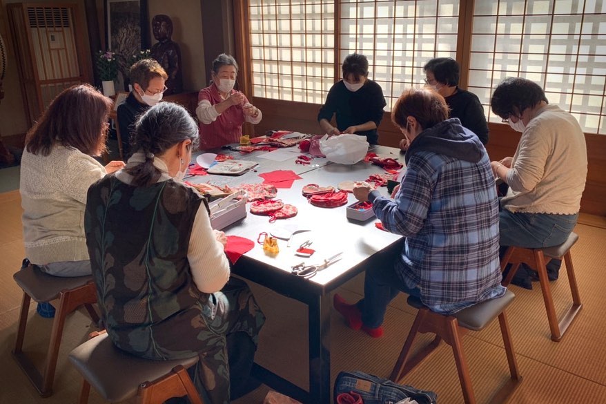 お地蔵さまの前掛けを縫う会